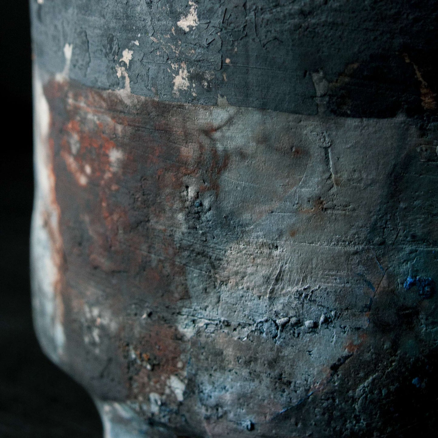 Pit fire, vase med føtter