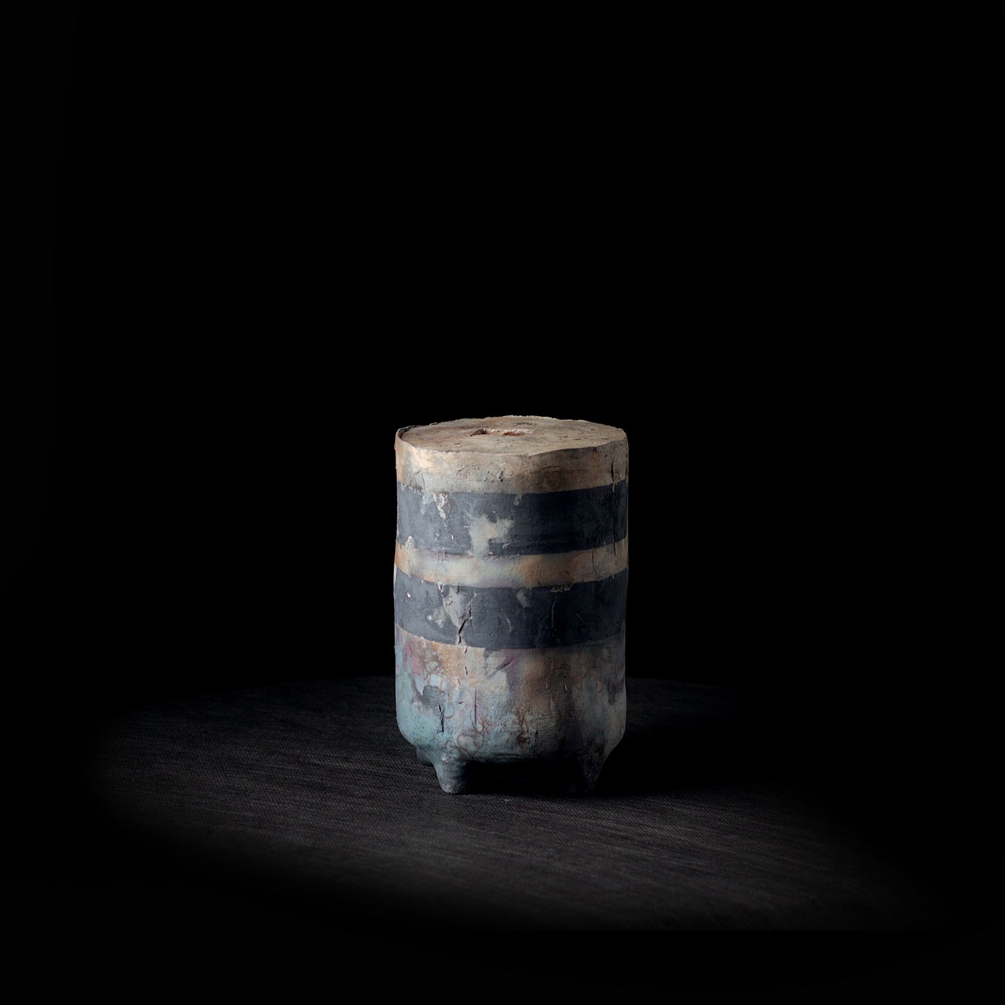 Pit fire, vase med føtter