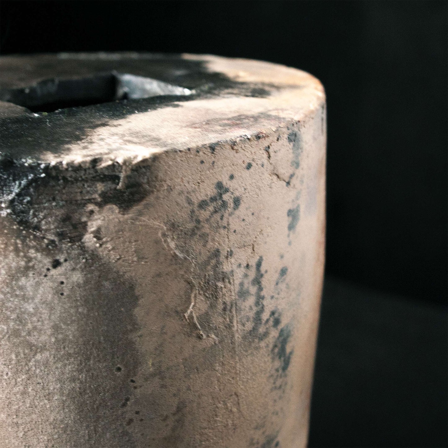 Pit fire, vase med føtter