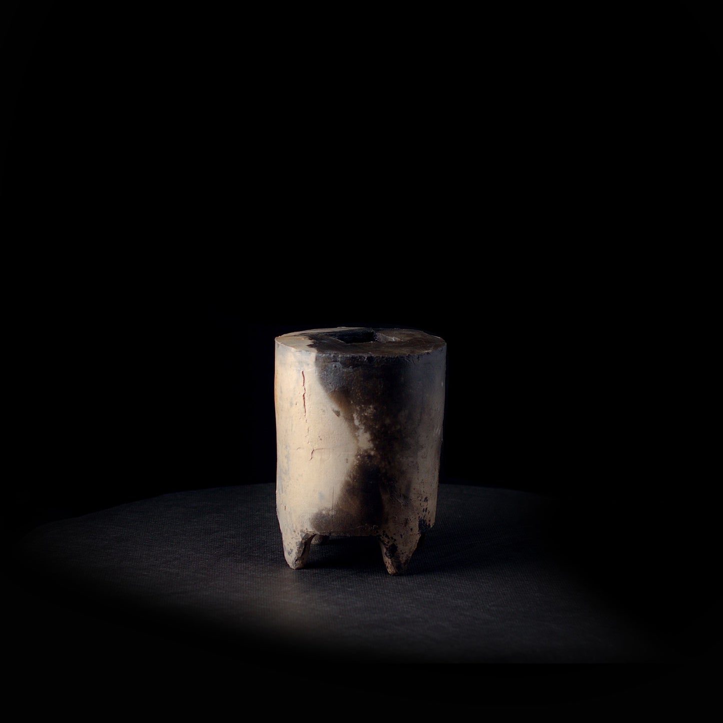 Pit fire, vase med føtter