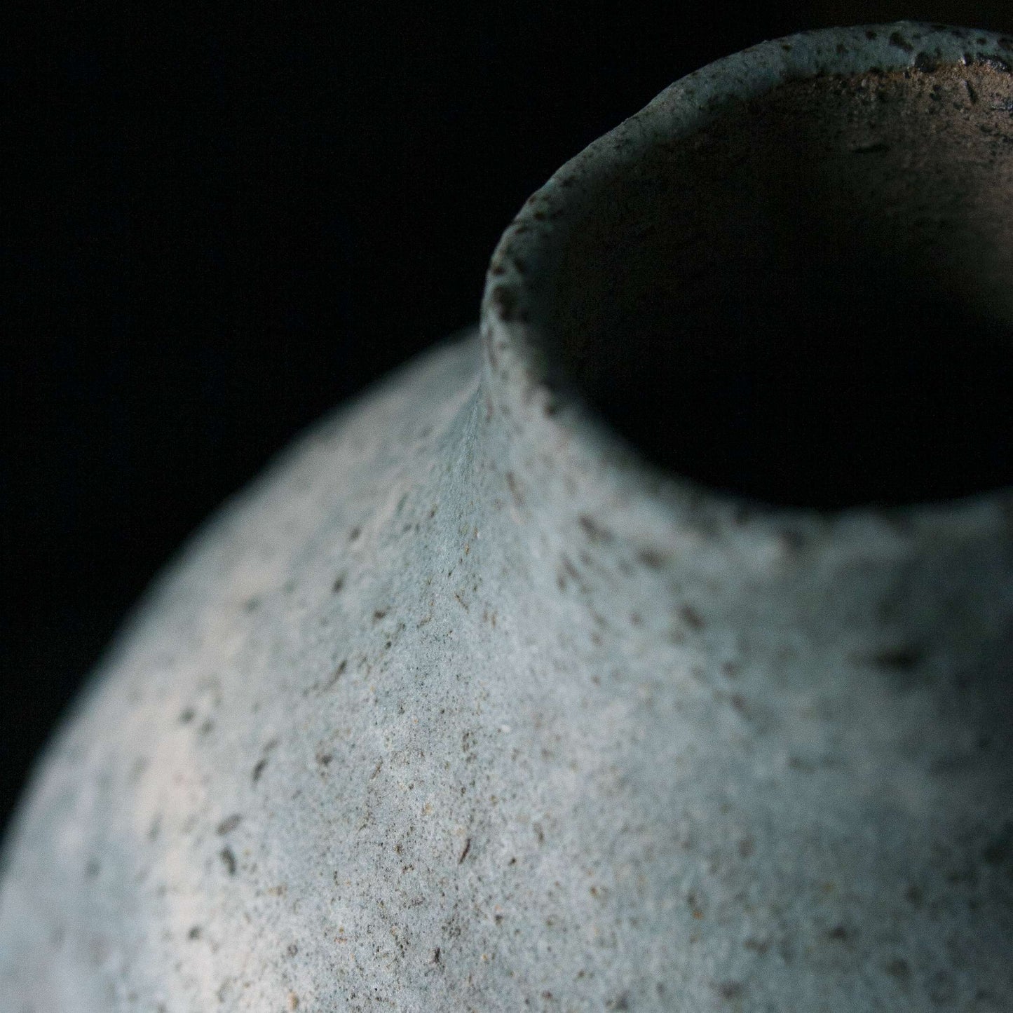 Steingods, høy vase